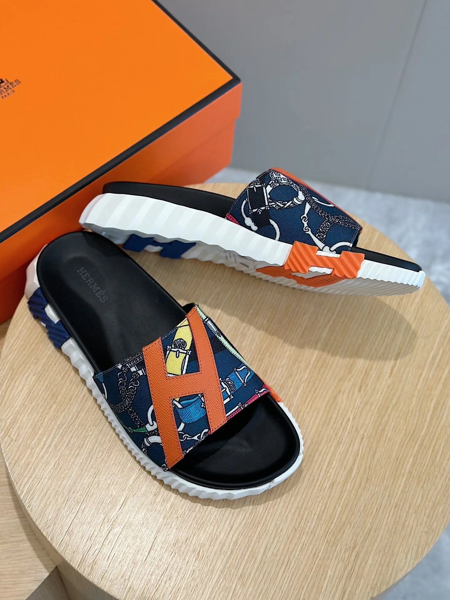 Factory price: 360💰Hermès [HERMÈS] Top Herme*H Home Hermès Men's Sandals and Slippers-Original Reproduction. Purchase the original version and make it one to one. The outsole is privately molded. The color of the outsole corresponding to each color is the same as the original version. Come to those who know the stuff 💪 The ultra-light soles are designed in contrasting colors, and they feel so comfortable on your feet! Calfskin, cowhide feet, private model outsole. Size: 39-44 (customized at 38.45)